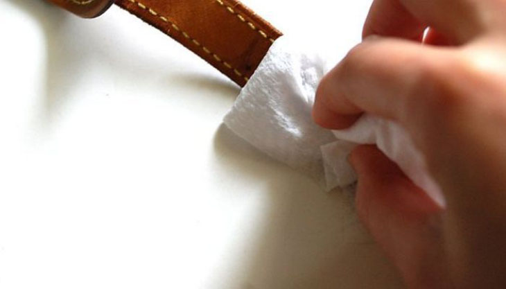 Vệ sinh dây da đồng hồ để loại bỏ mùi hôi khó chịu